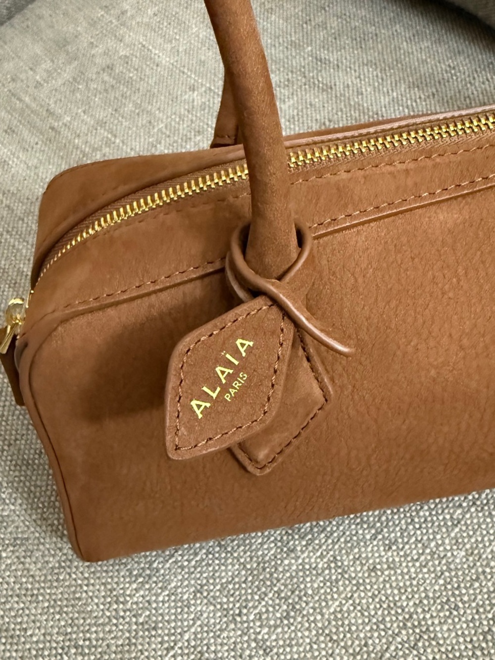 Alaia Le Teckel medium nubuck shoulder bag-brown - Picture 4 of 5